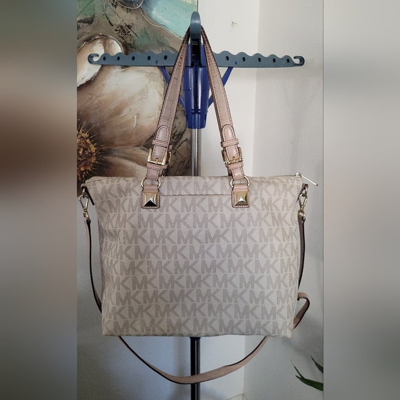 Michael Kors Jet Set Tote Bag - Picture 4 of 16